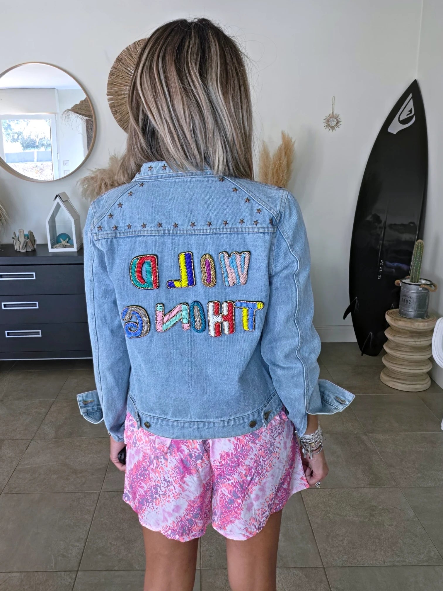 Veste en jean à inscriptions en perles