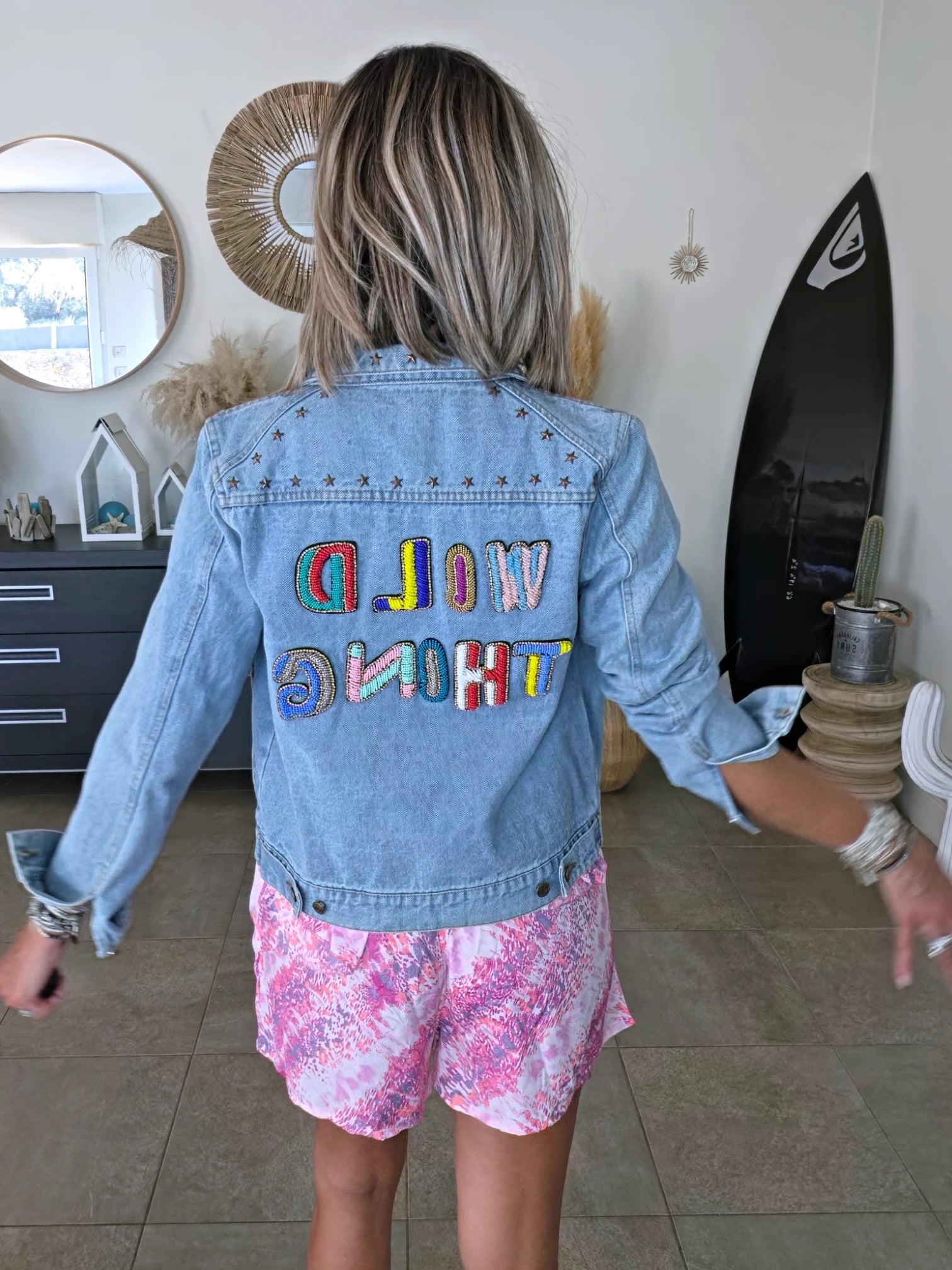 Veste en jean à inscriptions en perles