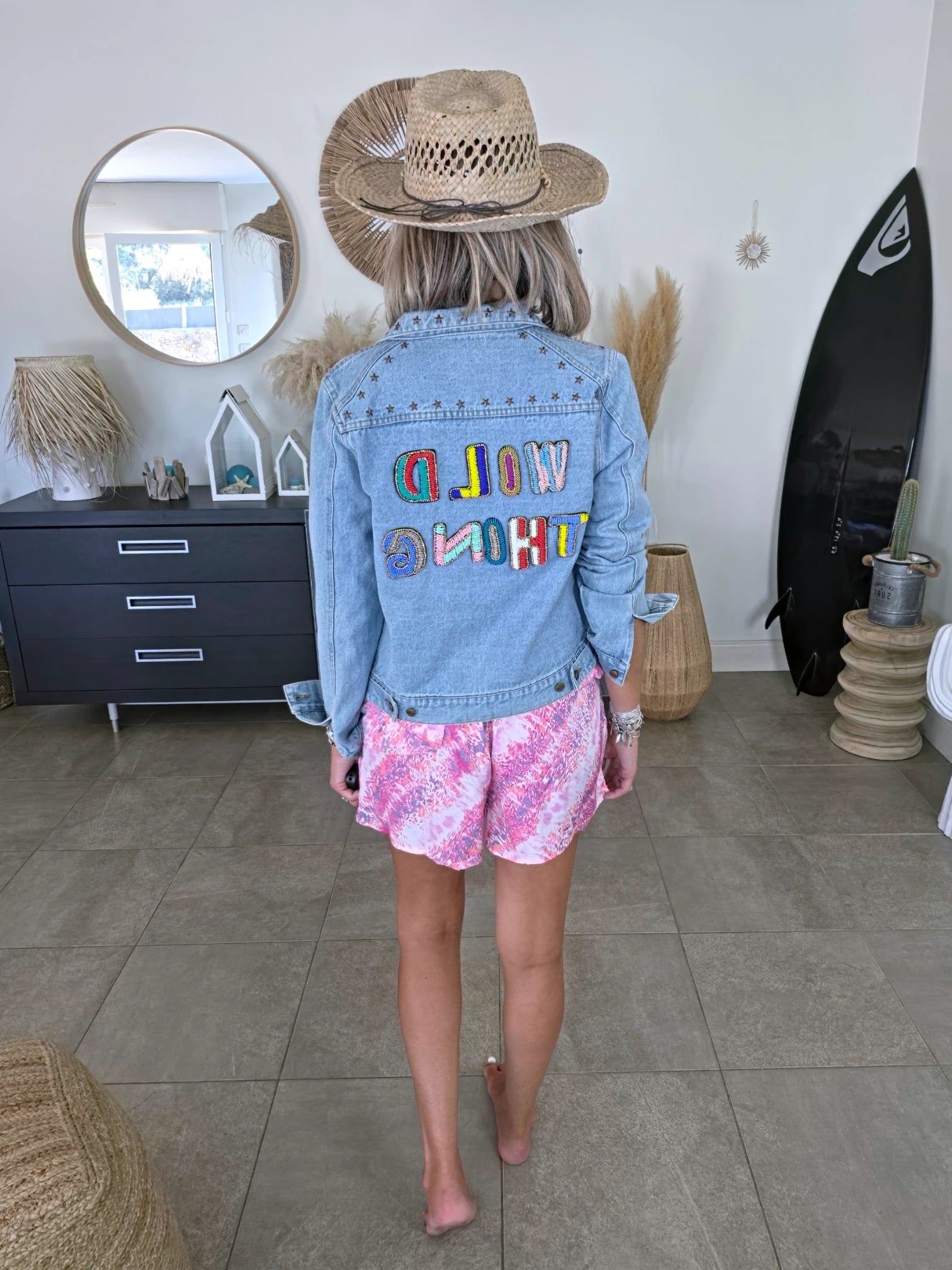 Veste en jean à inscriptions en perles