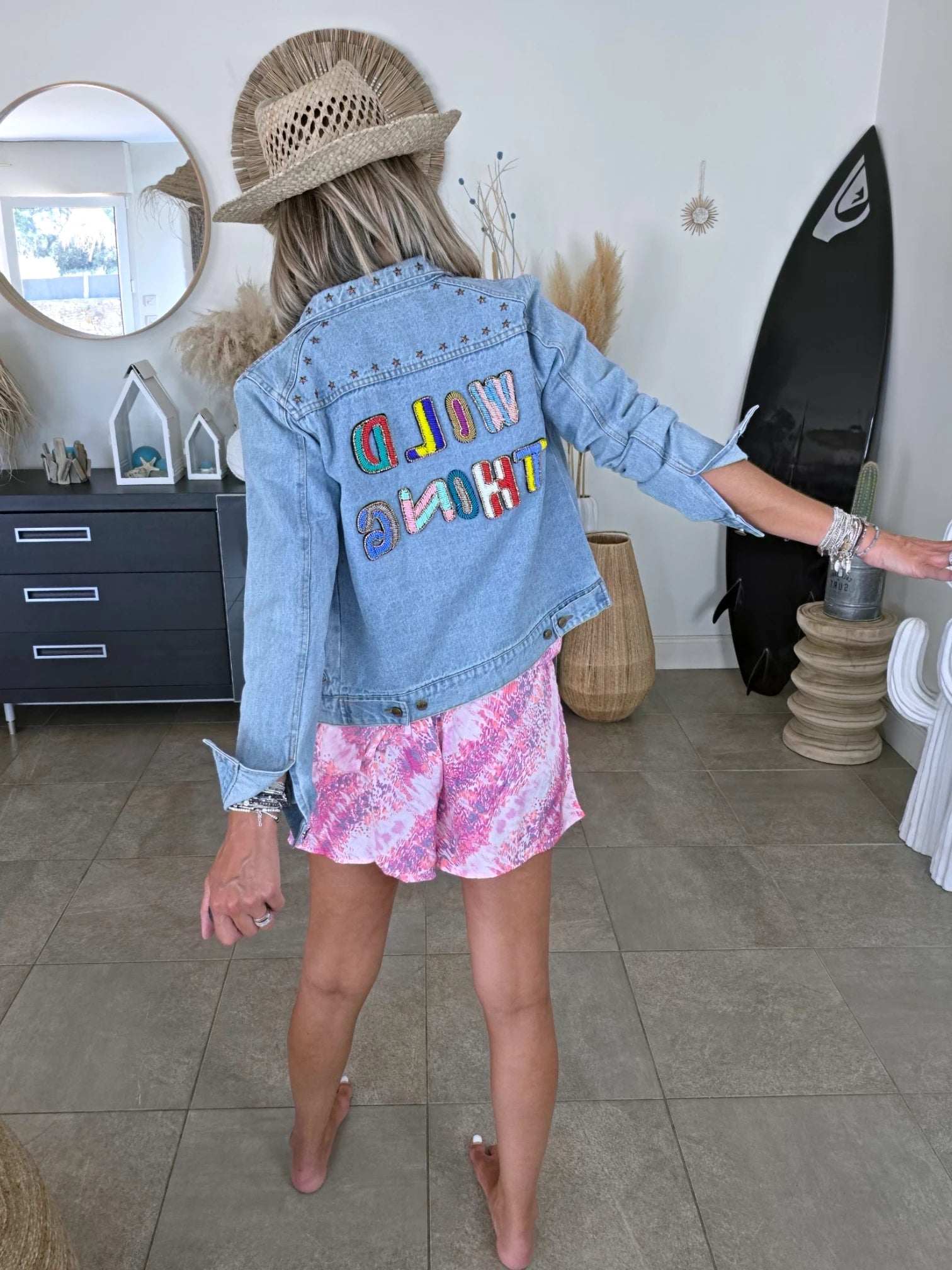 Veste en jean à inscriptions en perles