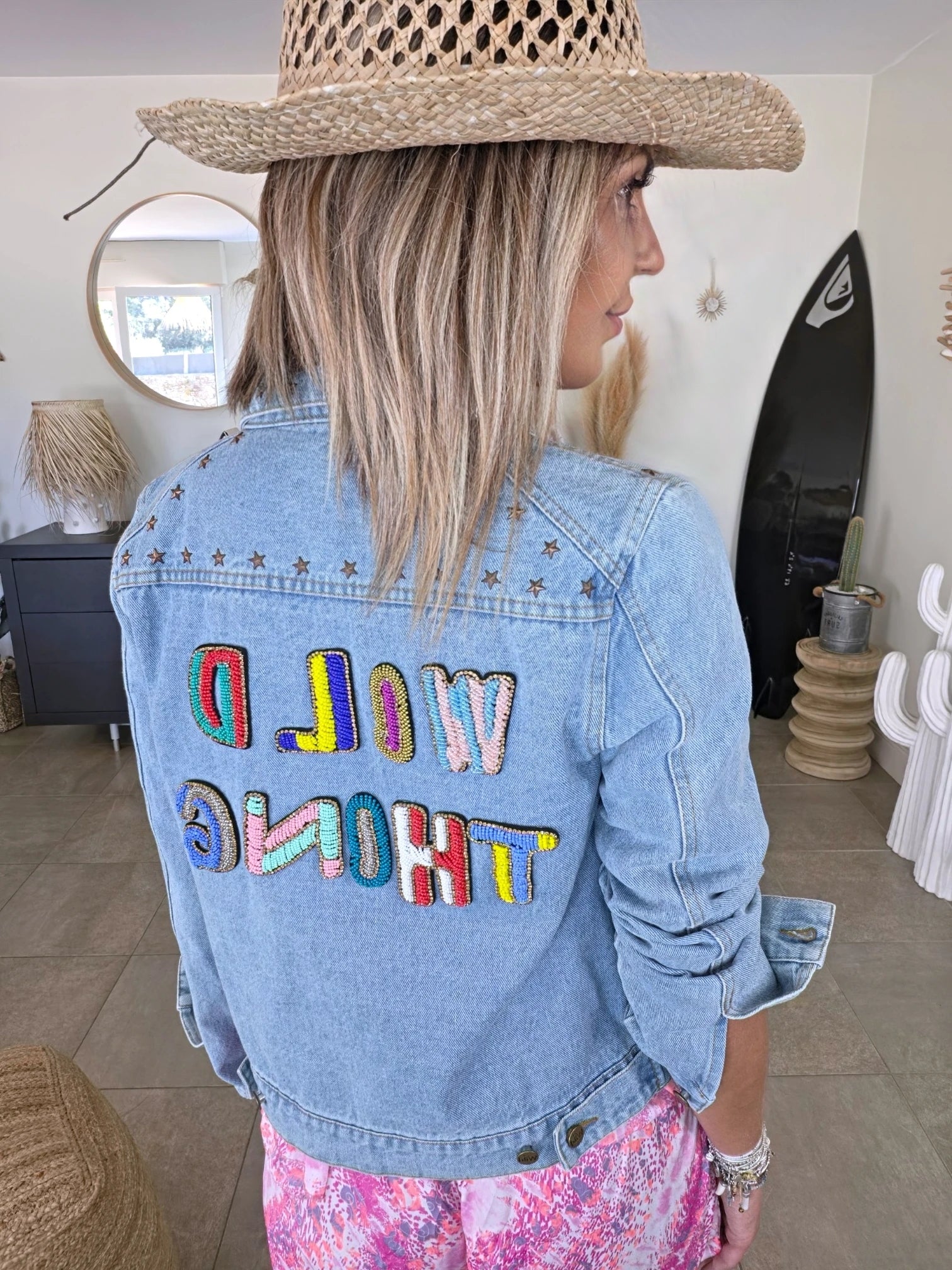 Veste en jean à inscriptions en perles