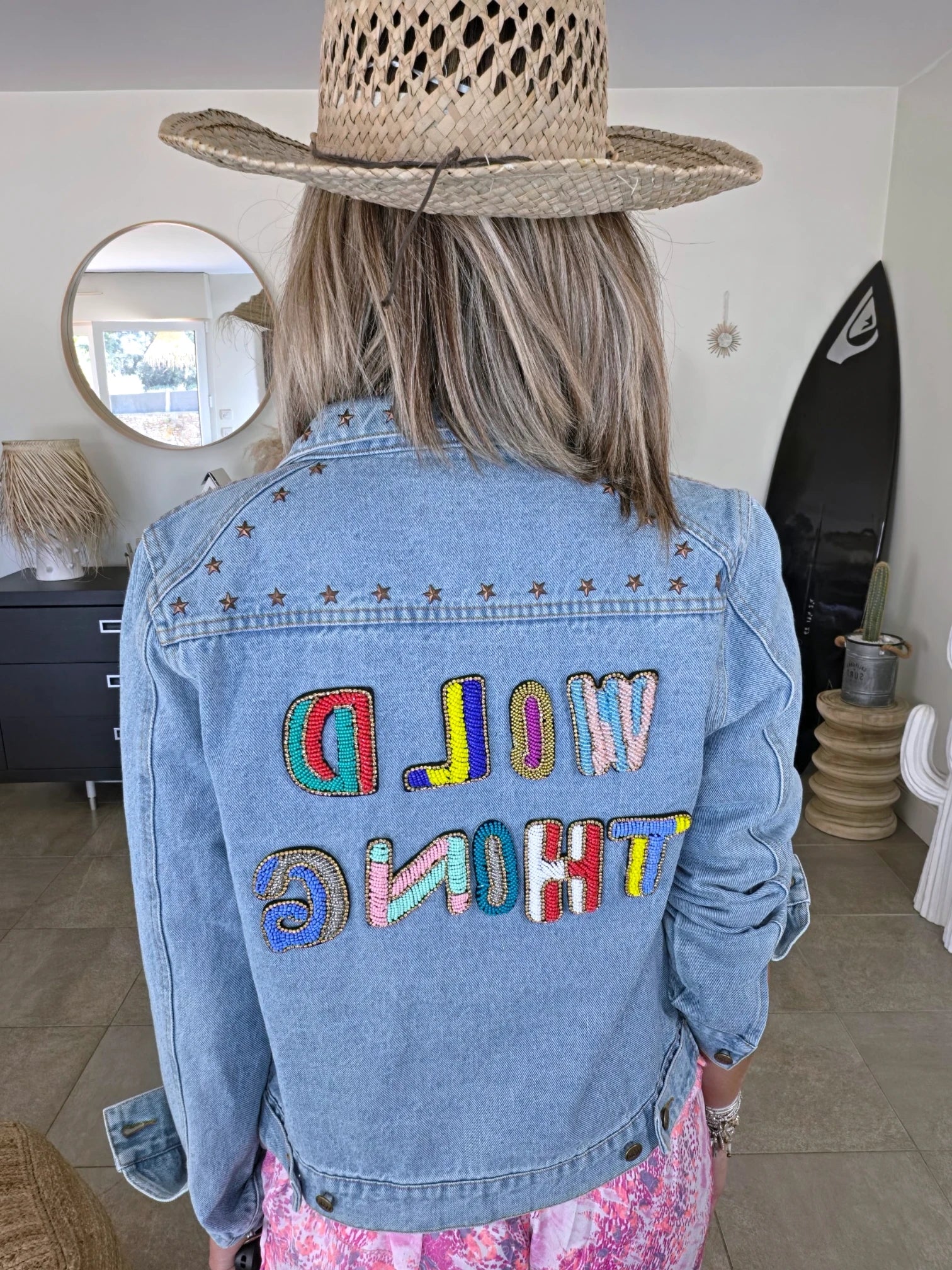 Veste en jean à inscriptions en perles