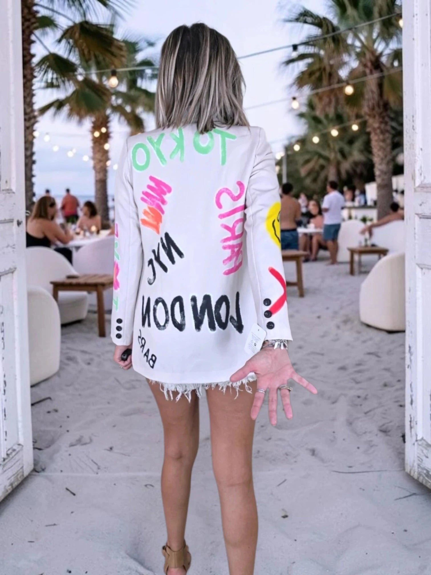 Veste beige à tags et inscriptions fluo