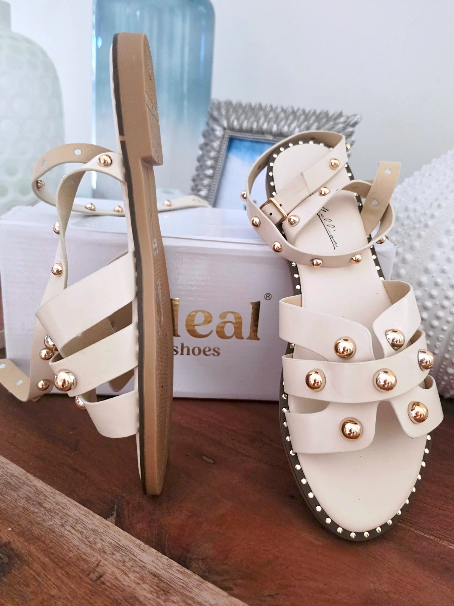 Sandales beiges cloutées