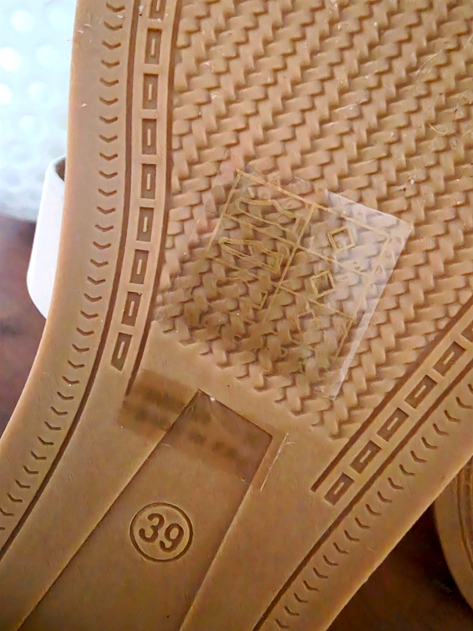 Sandales beiges cloutées