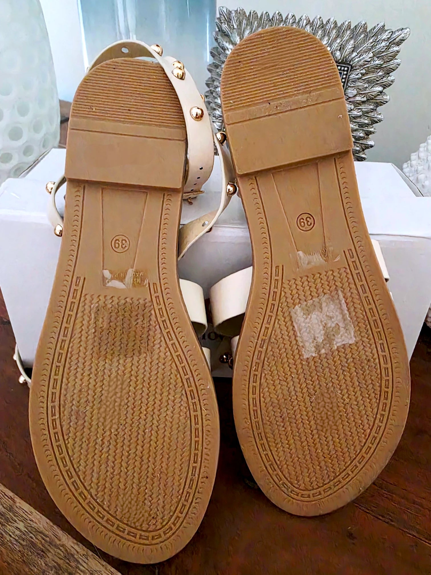 Sandales beiges cloutées