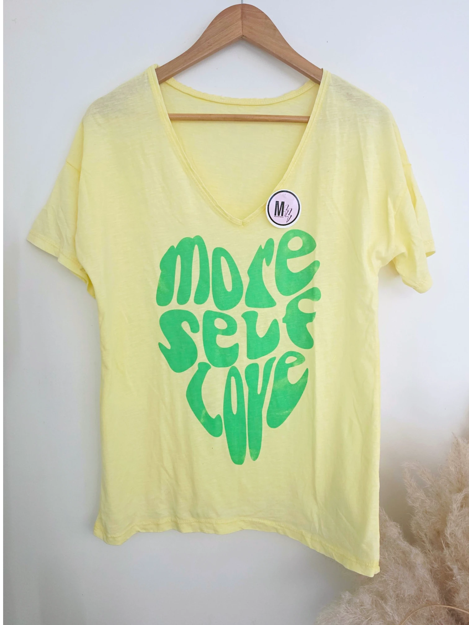 T-shirt jaune à inscription fluo
