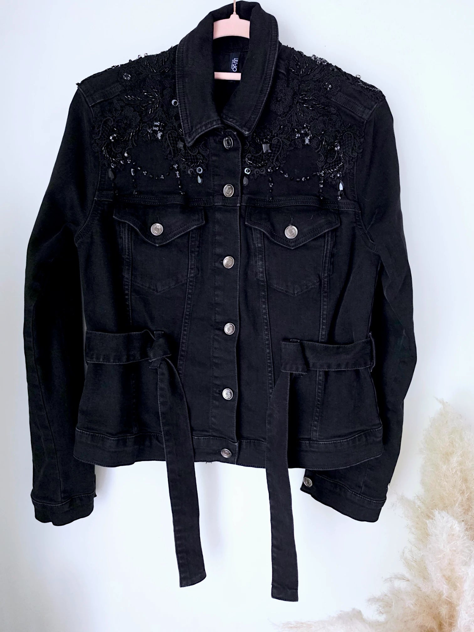 Veste en jean noire perlée