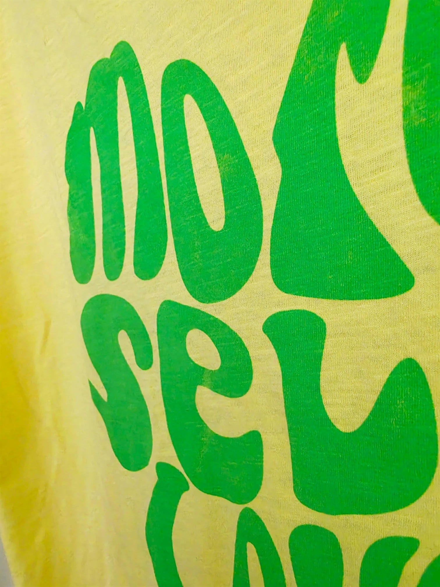 T-shirt jaune à inscription fluo