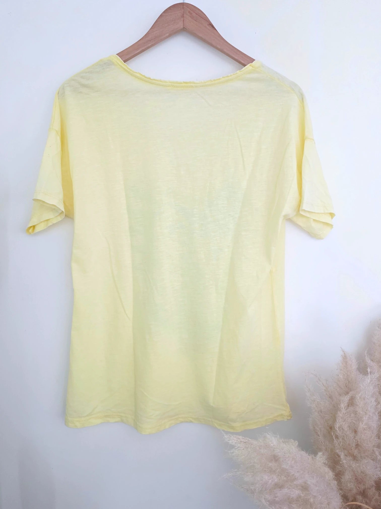 T-shirt jaune à inscription fluo