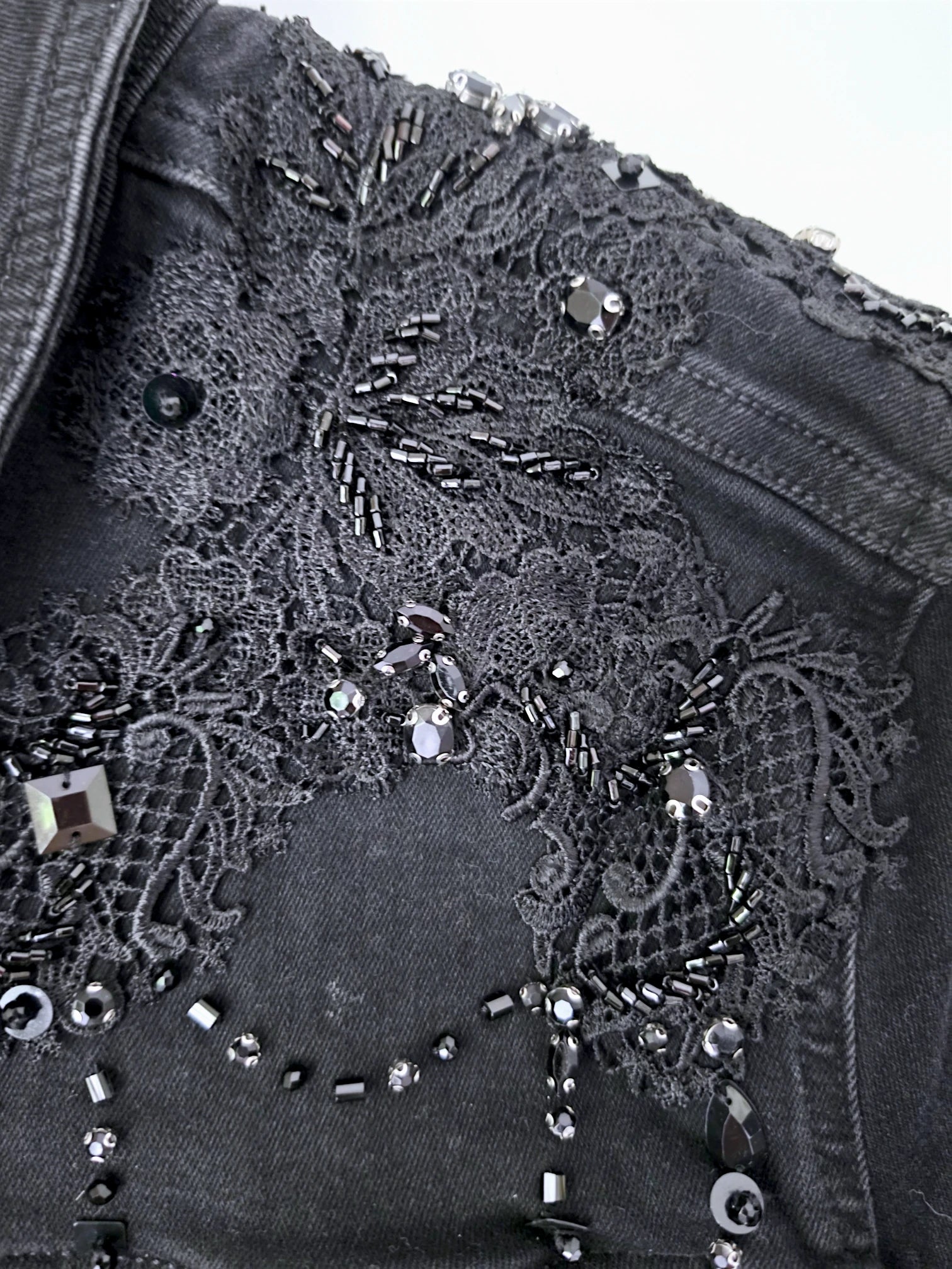 Veste en jean noire perlée