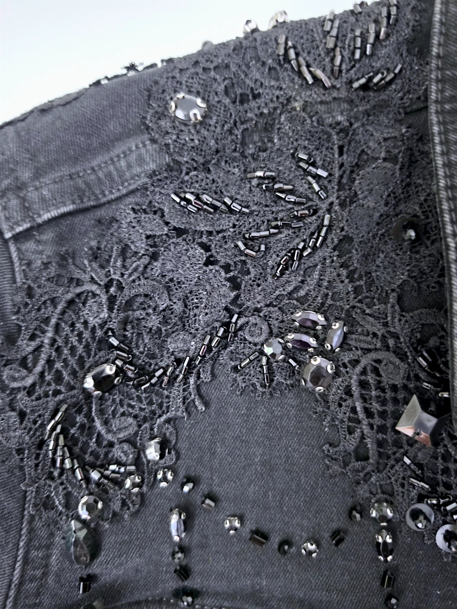 Veste en jean noire perlée