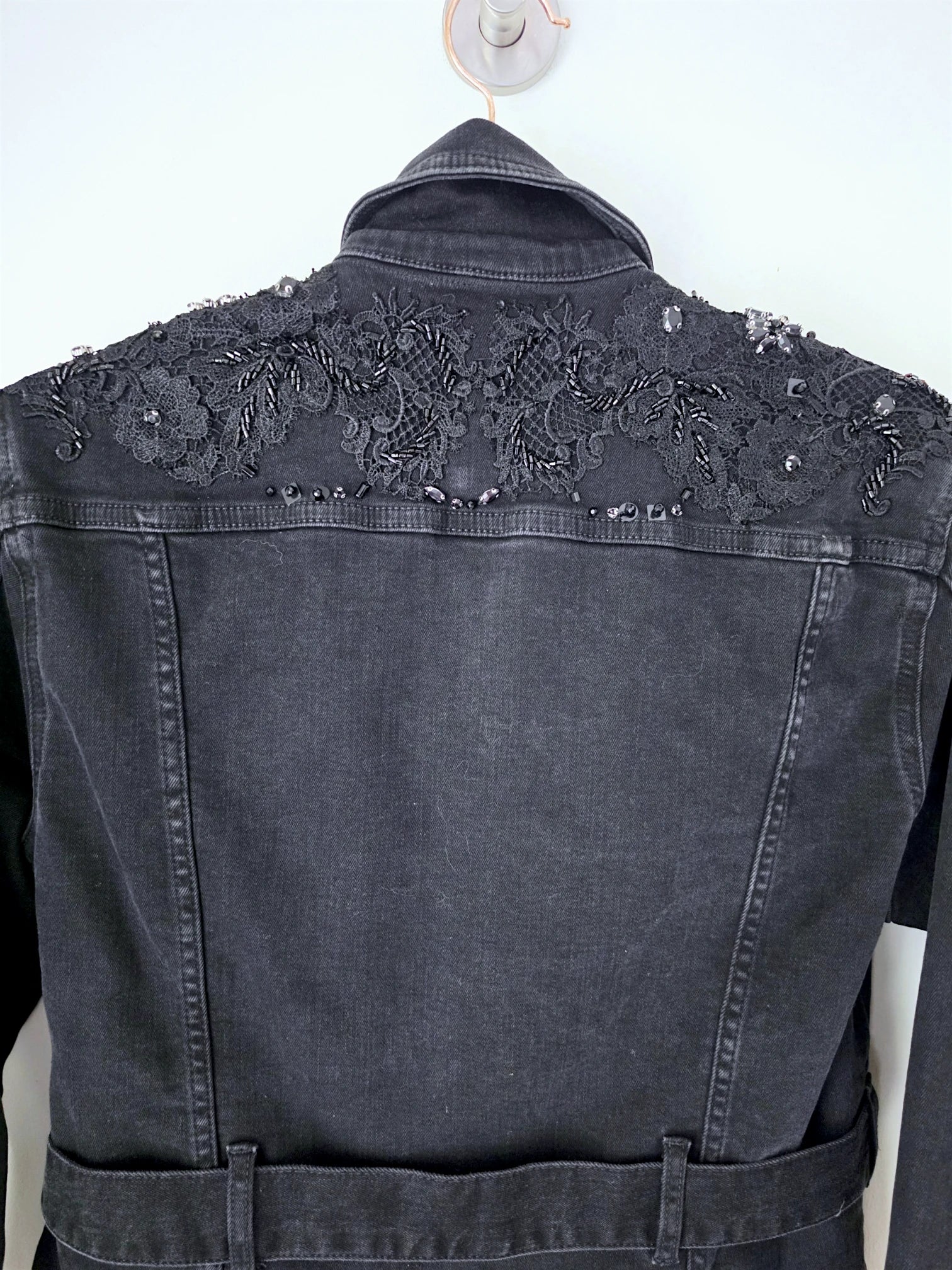 Veste en jean noire perlée