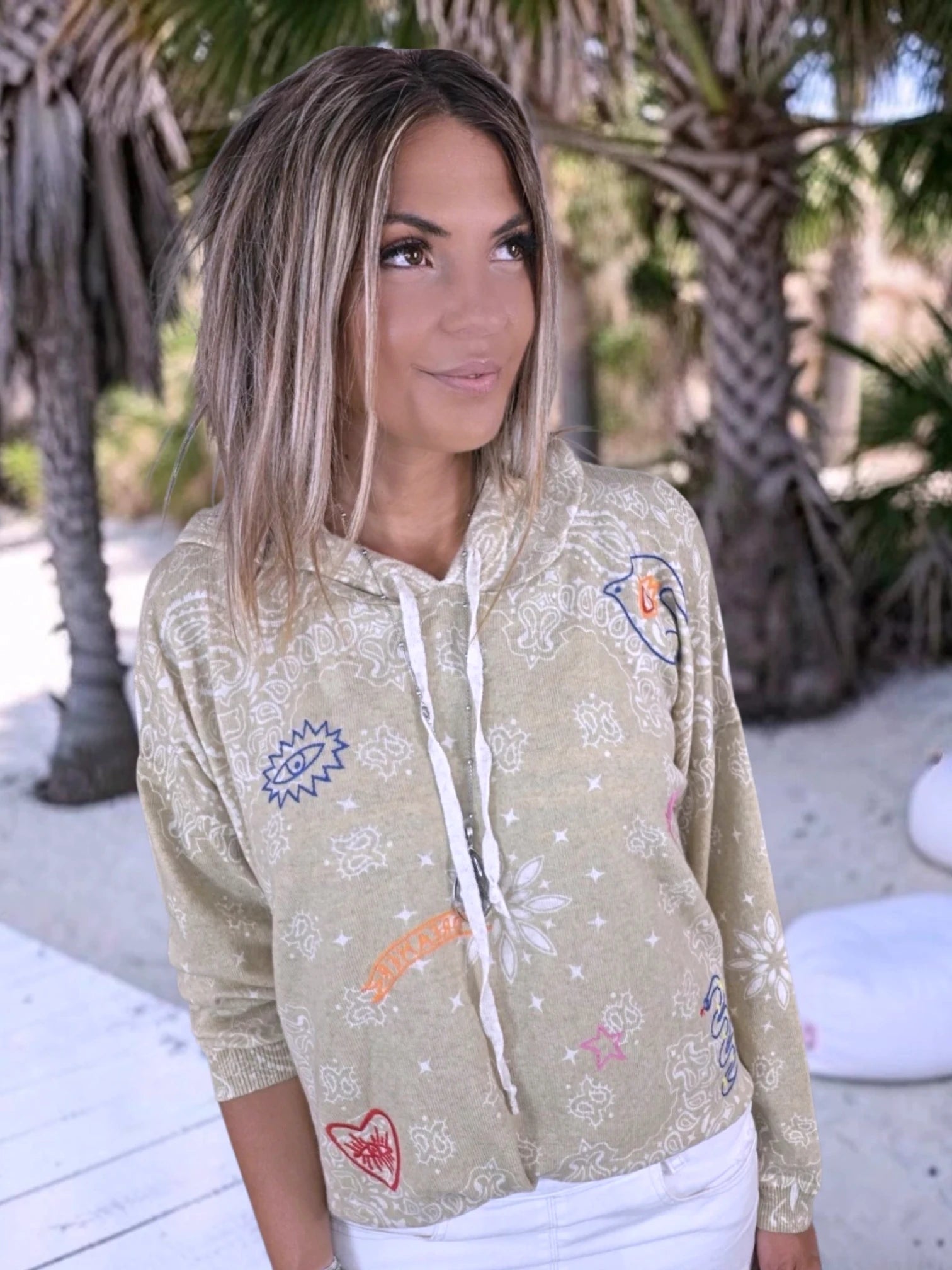 Pull beige imprimé bandana avec broderies
