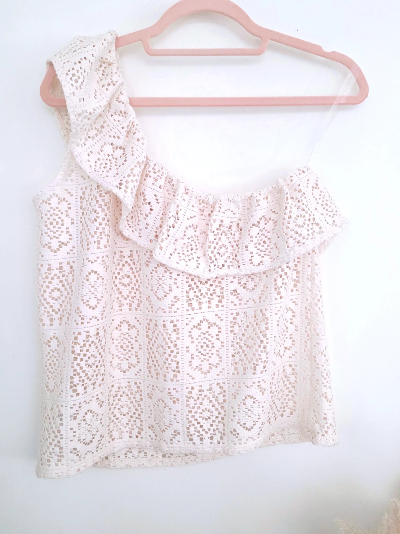 Haut beige asymétrique en crochet