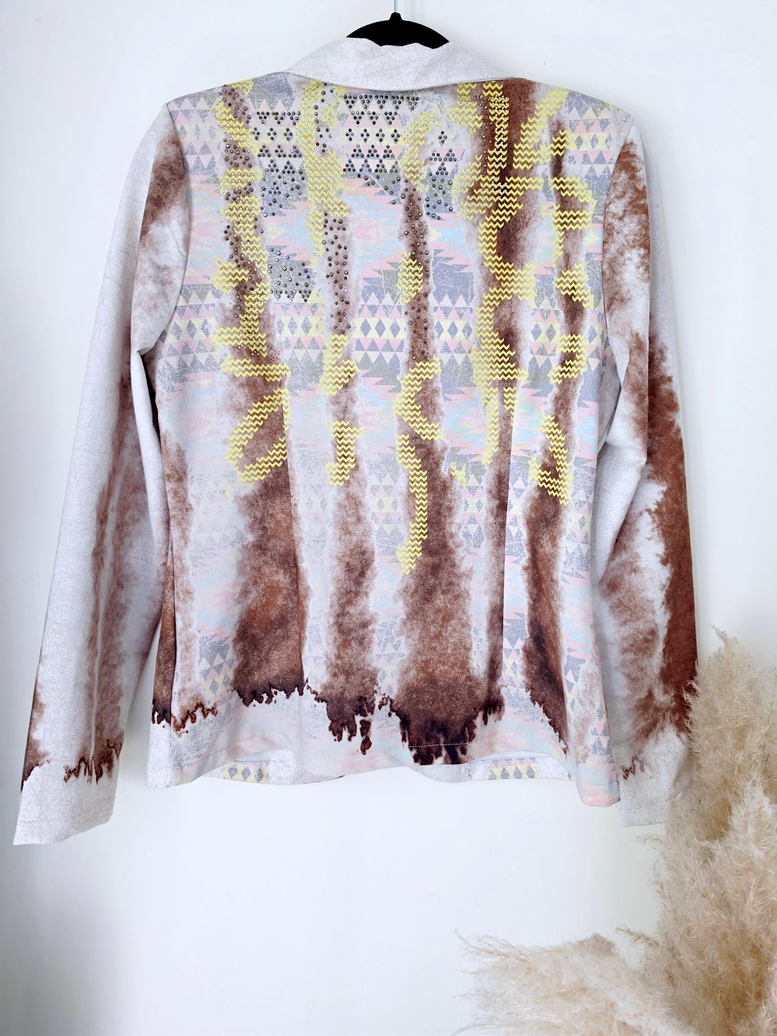 Veste cintrée tie and dye munie de strass au dos.