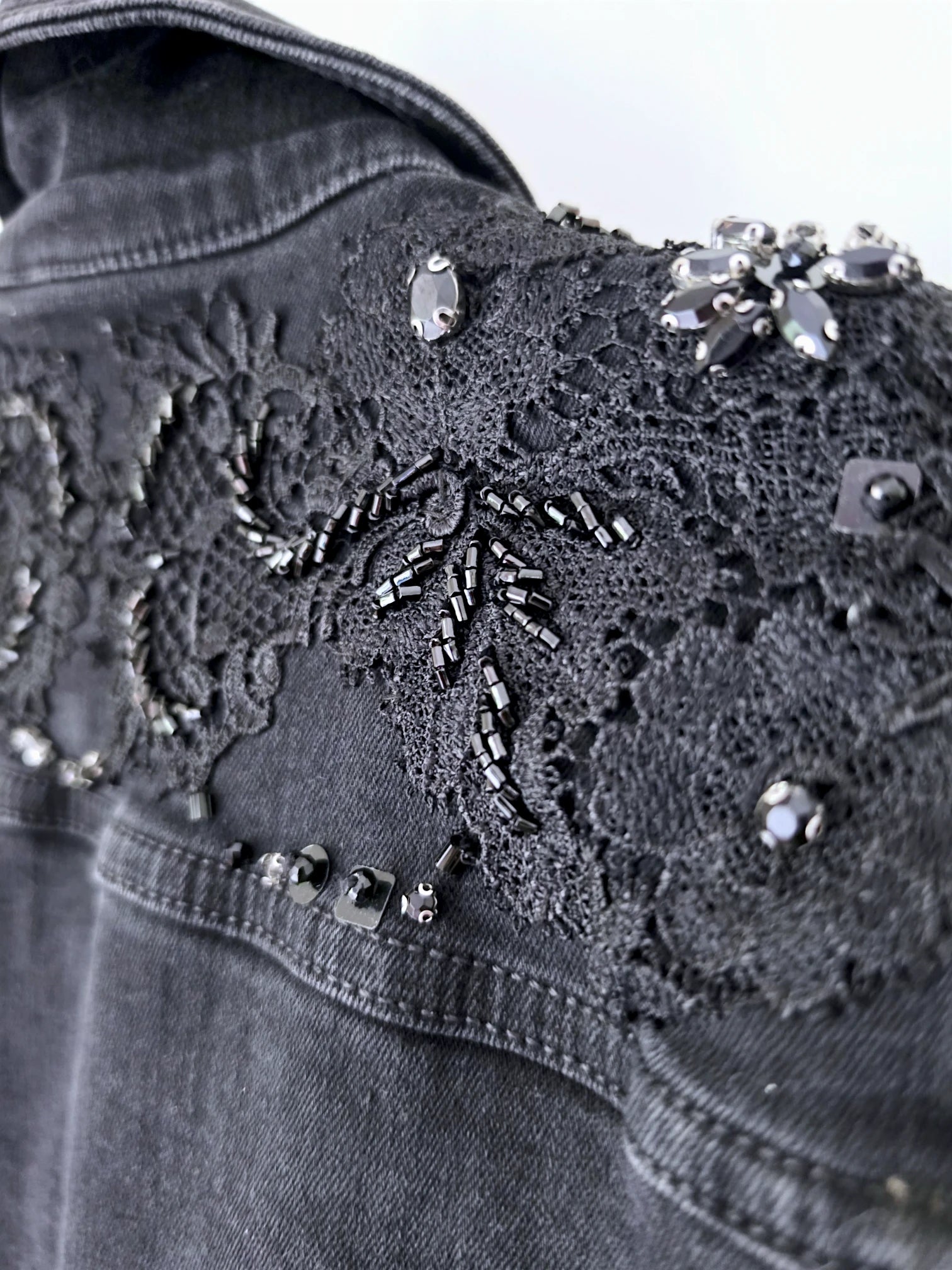 Veste en jean noire perlée