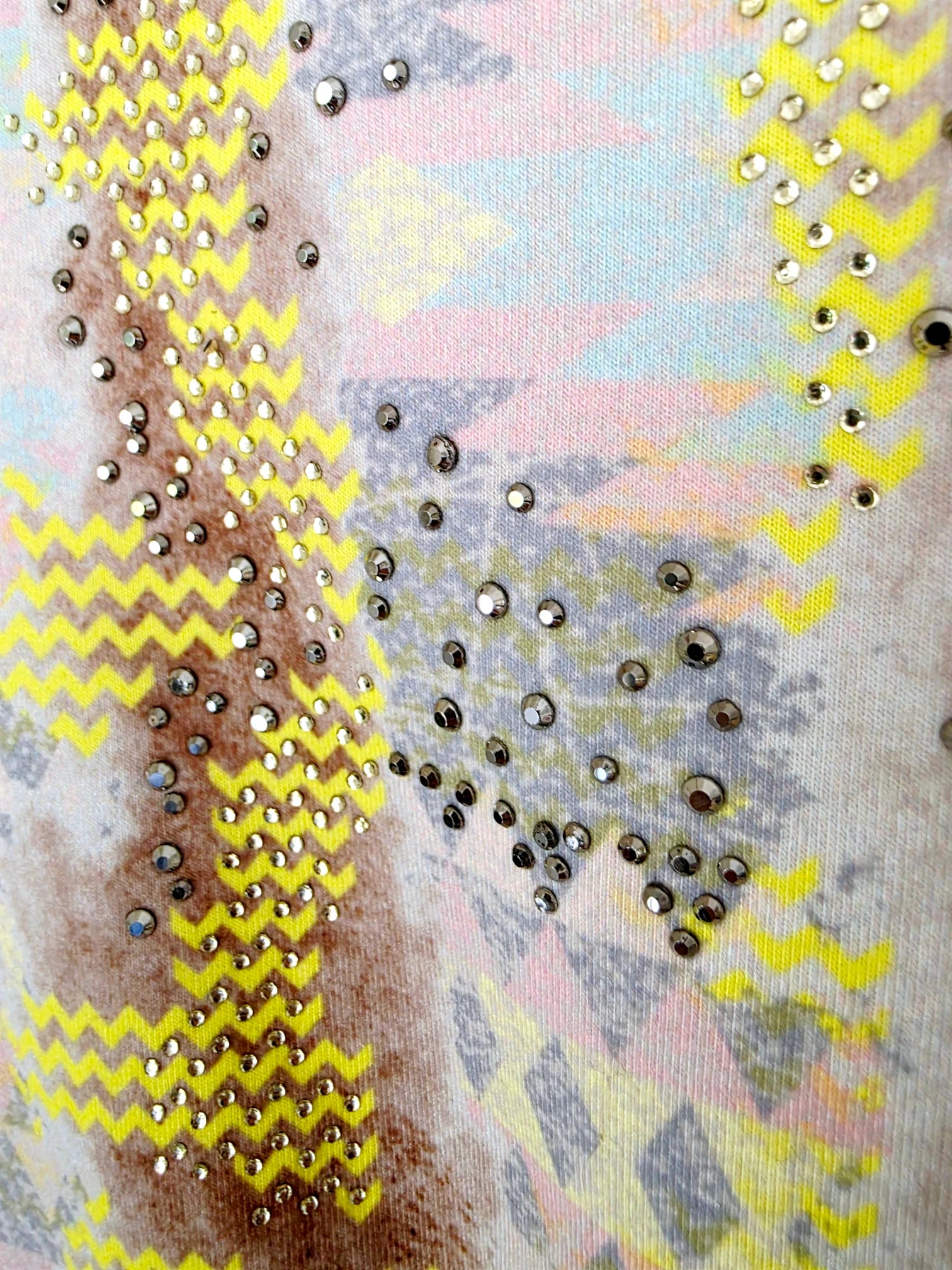 Veste cintrée tie and dye munie de strass au dos.
