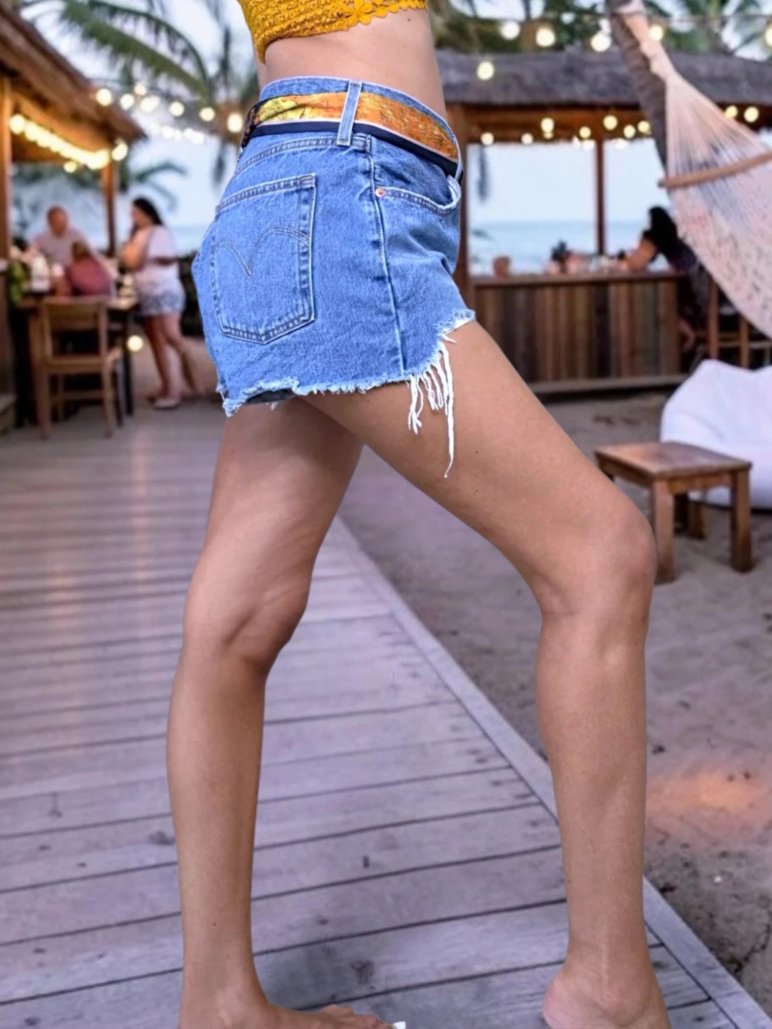 Short bleu destroy Levi's + ceinture tissu