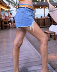 Short bleu destroy Levi's + ceinture tissu