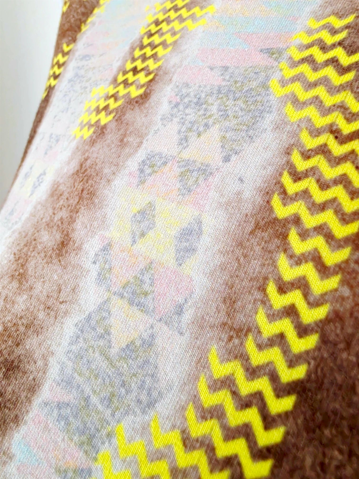 Veste cintrée tie and dye munie de strass au dos.