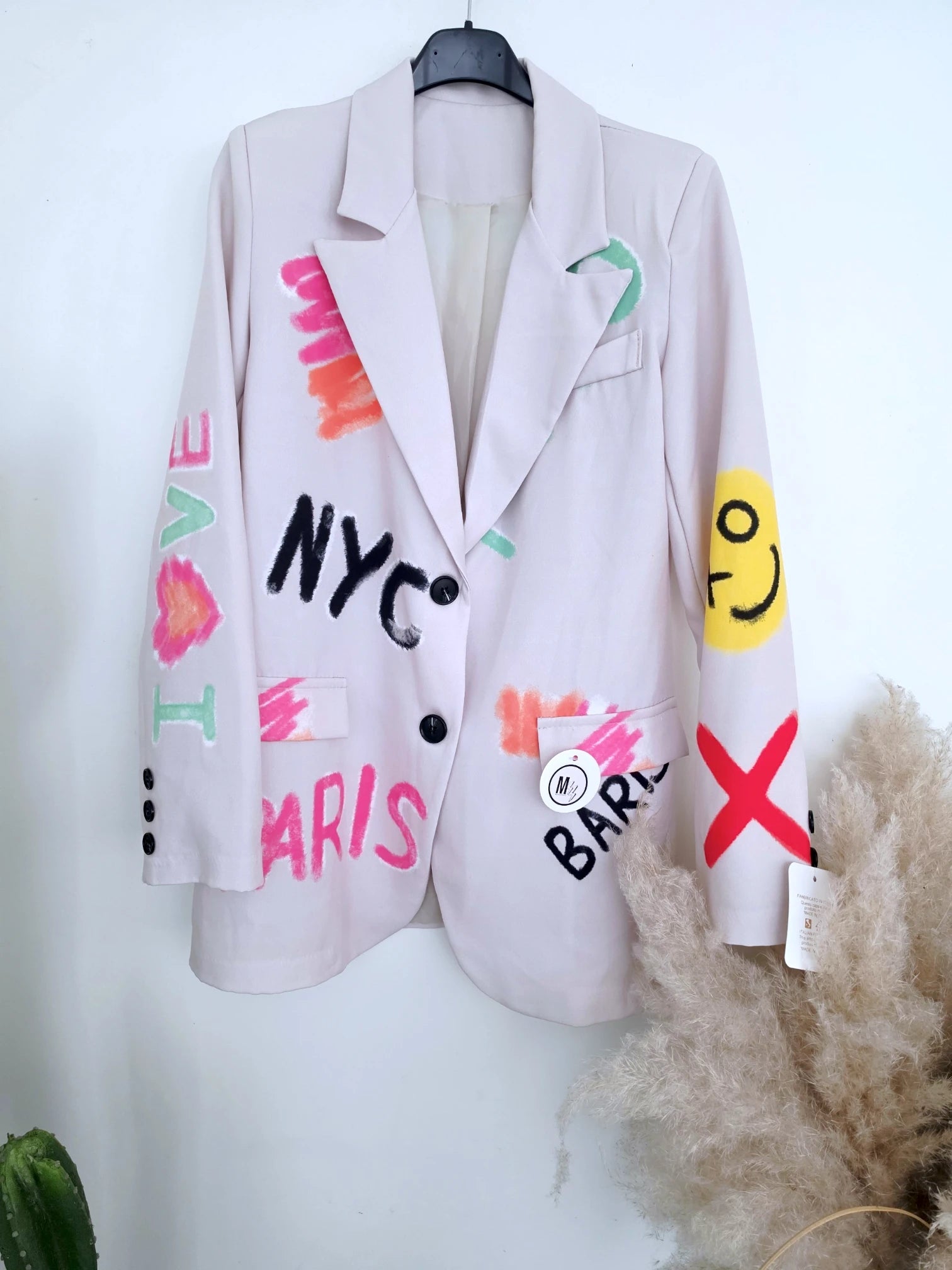 Veste beige à tags et inscriptions fluo