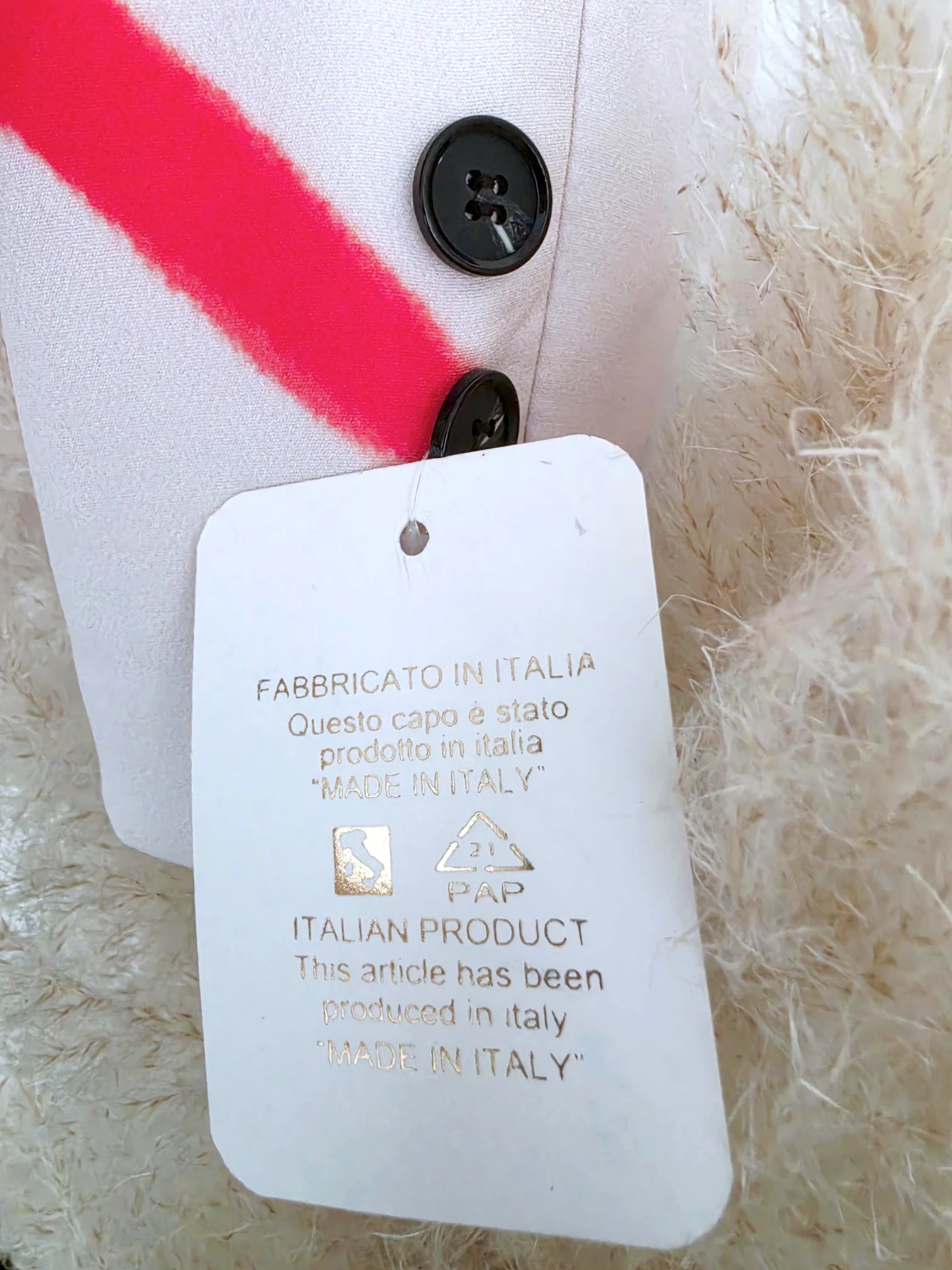 Veste beige à tags et inscriptions fluo