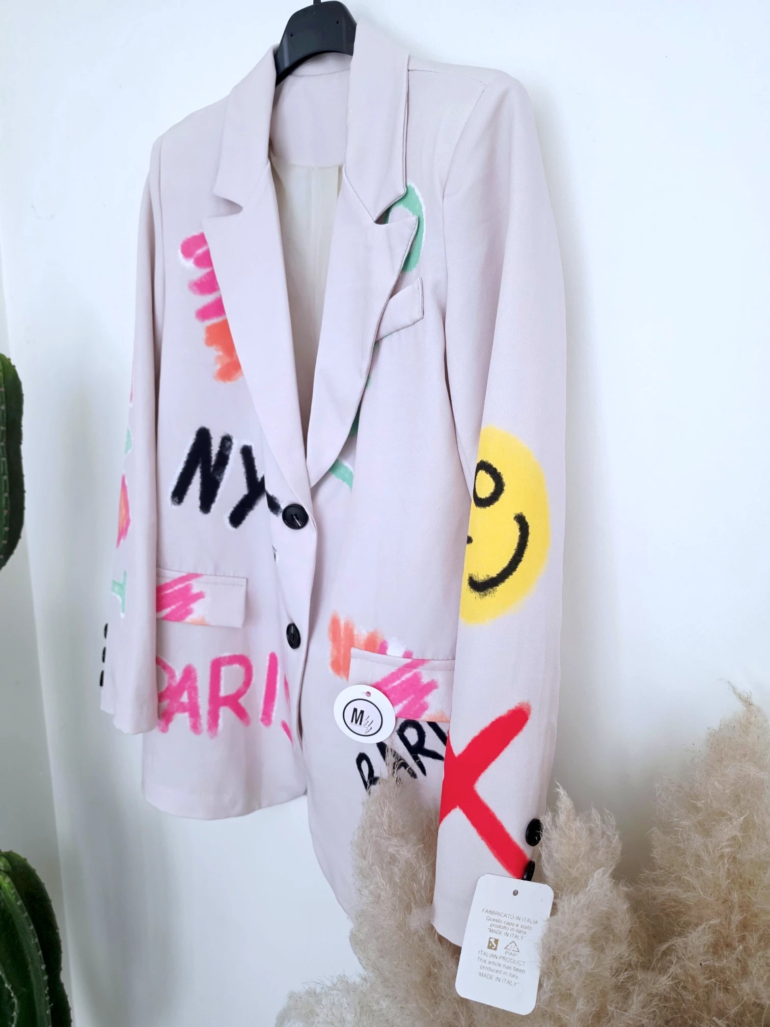 Veste beige à tags et inscriptions fluo