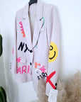 Veste beige à tags et inscriptions fluo