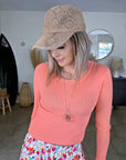 Casquette ajourée beige avec fils mettalisé doré