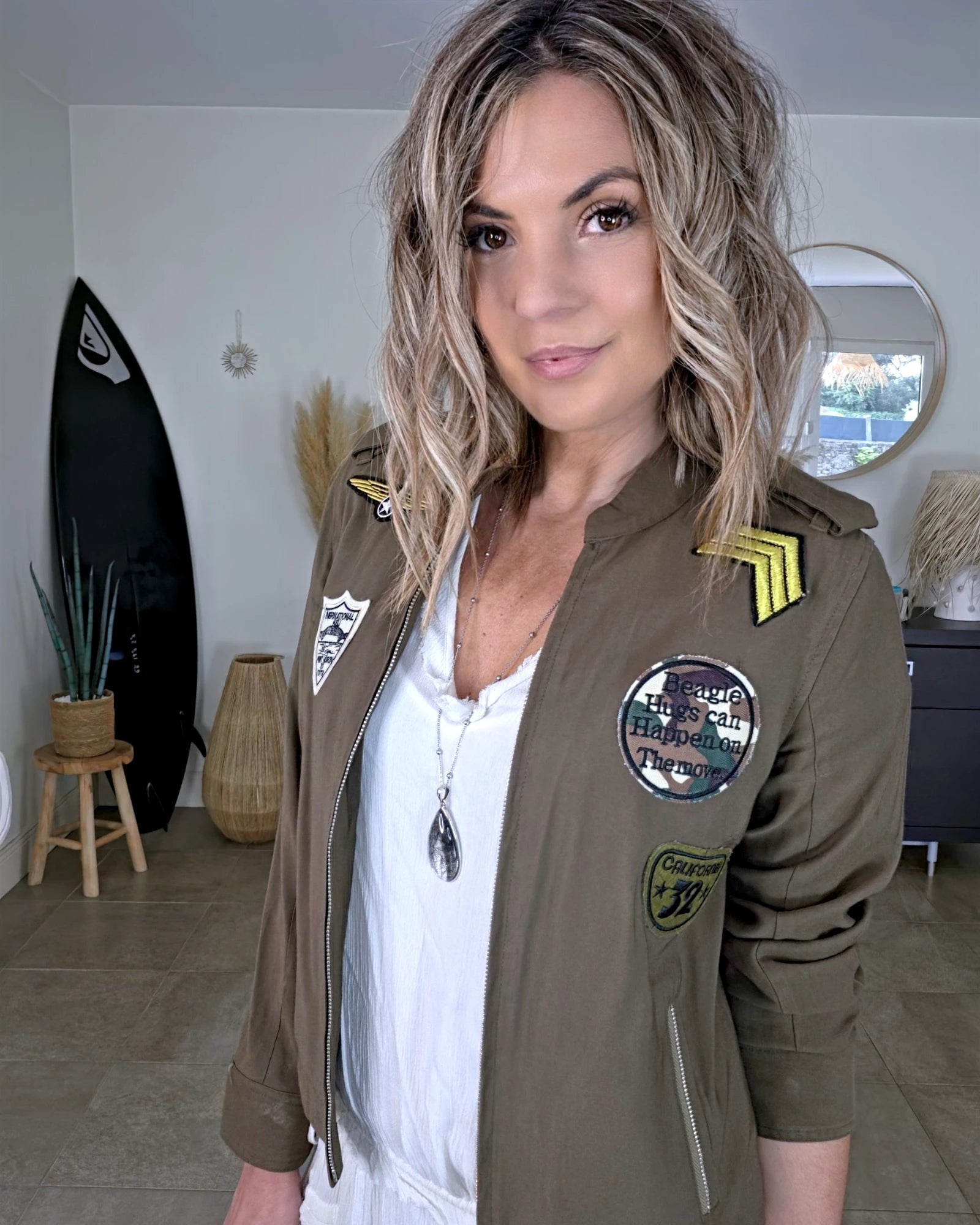 Blouson kaki à esprit militaire