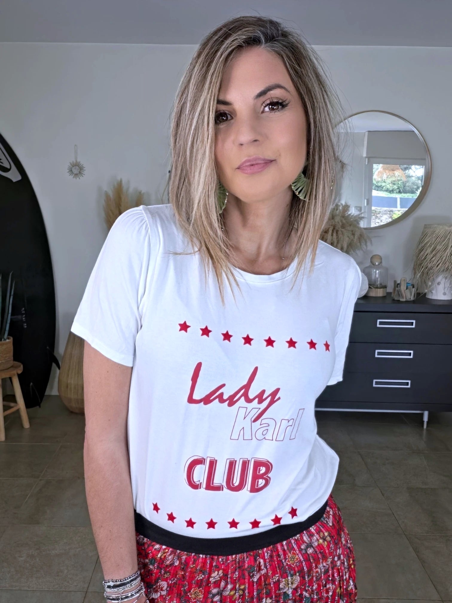 T-shirt blanc à inscriptions rouges - 𝐌𝐚𝐫𝐢𝐧𝐚𝟒𝟒𝐟𝐚𝐦𝐢𝐥𝐲