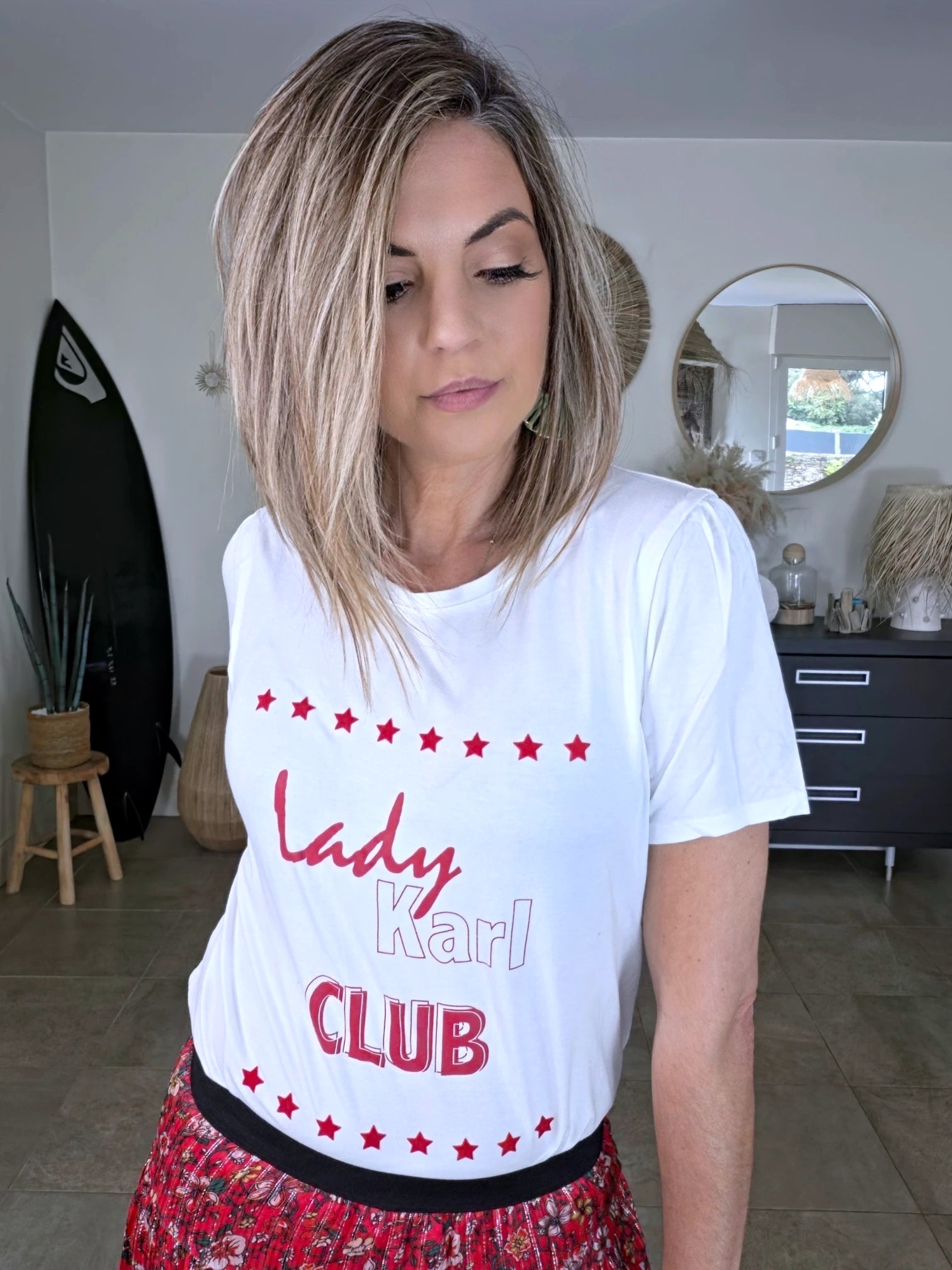 T-shirt blanc à inscriptions rouges - 𝐌𝐚𝐫𝐢𝐧𝐚𝟒𝟒𝐟𝐚𝐦𝐢𝐥𝐲