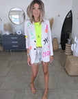 Veste beige à tags et inscriptions fluo