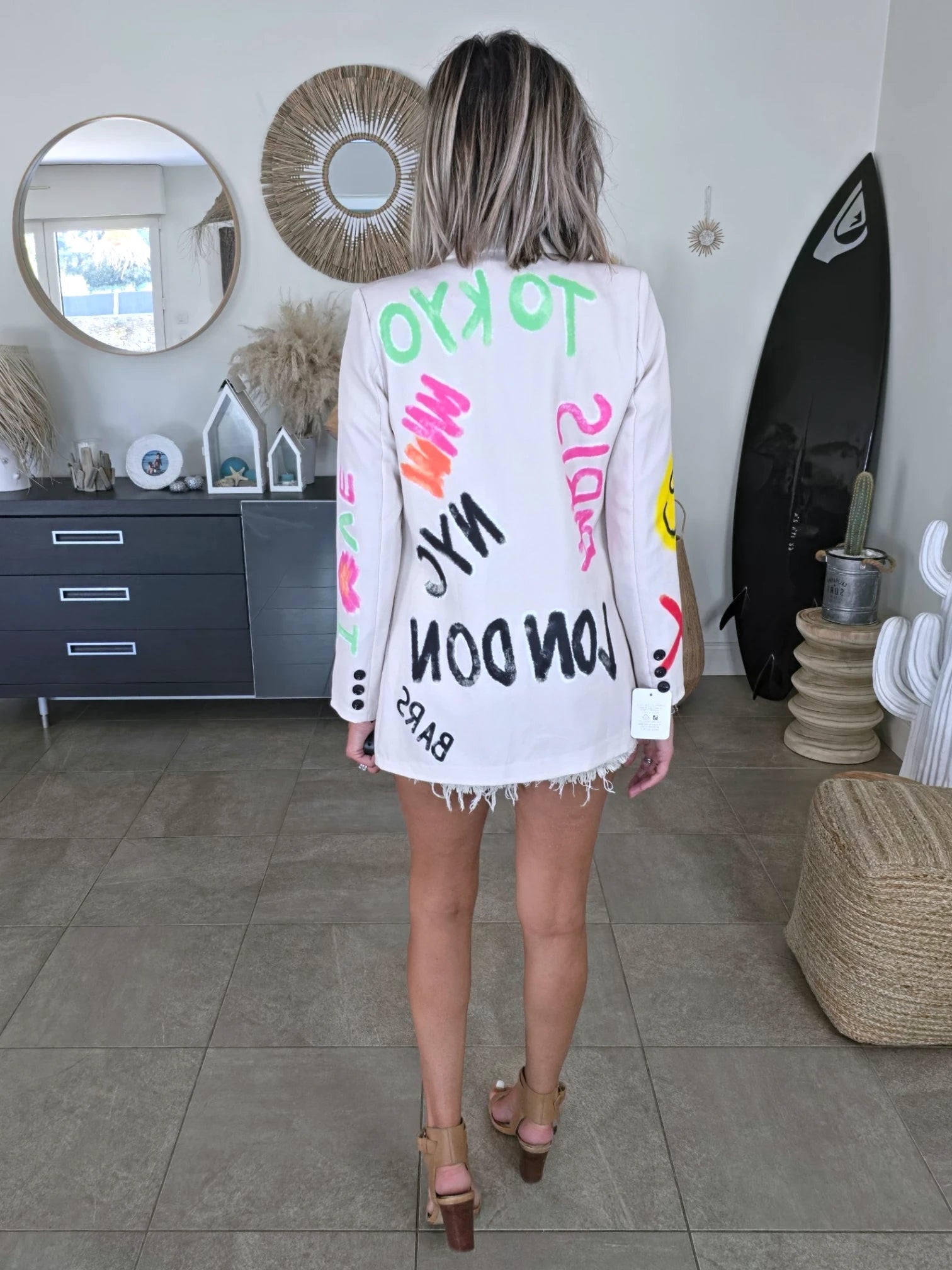 Veste beige à tags et inscriptions fluo