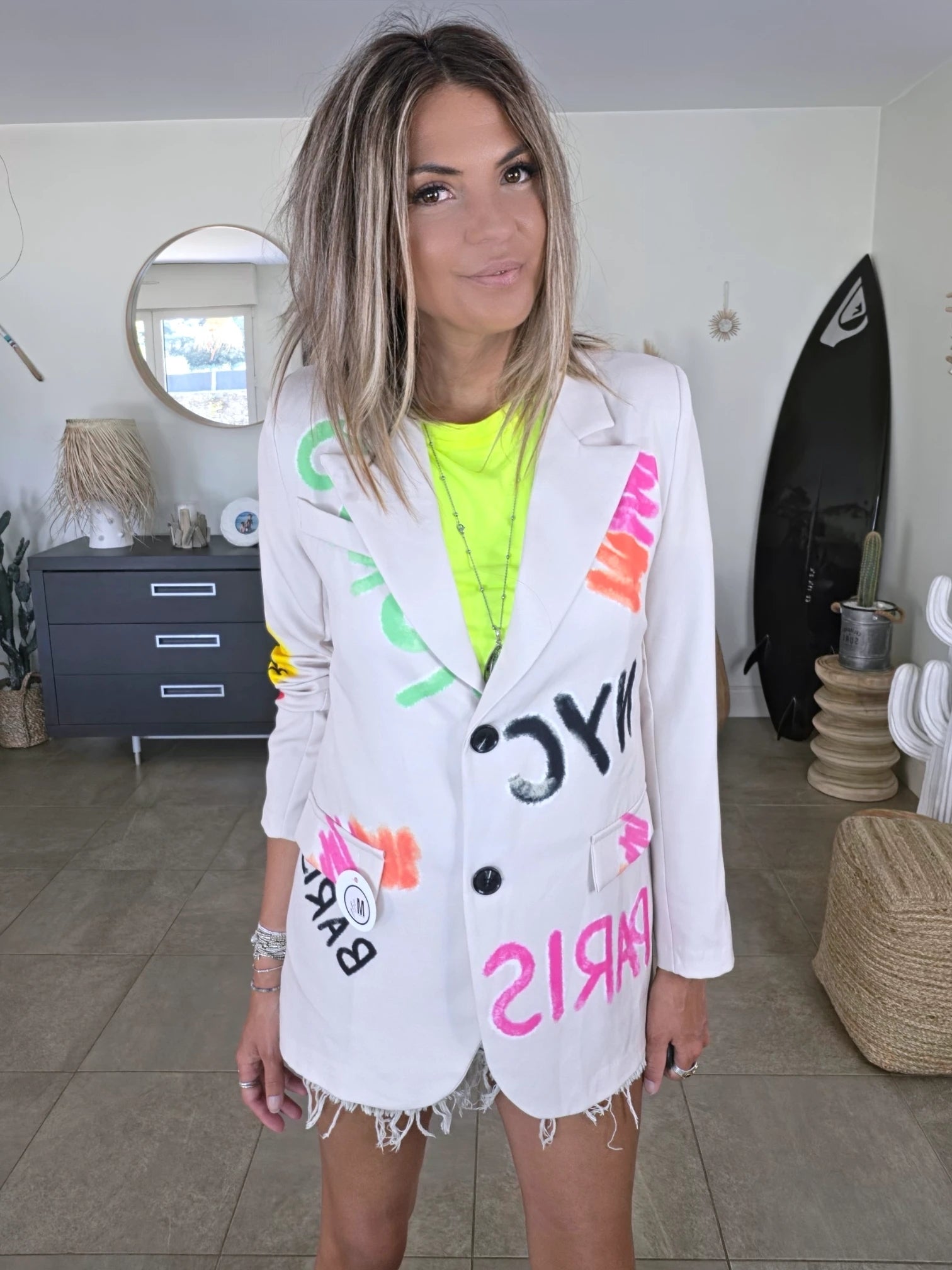 Veste beige à tags et inscriptions fluo