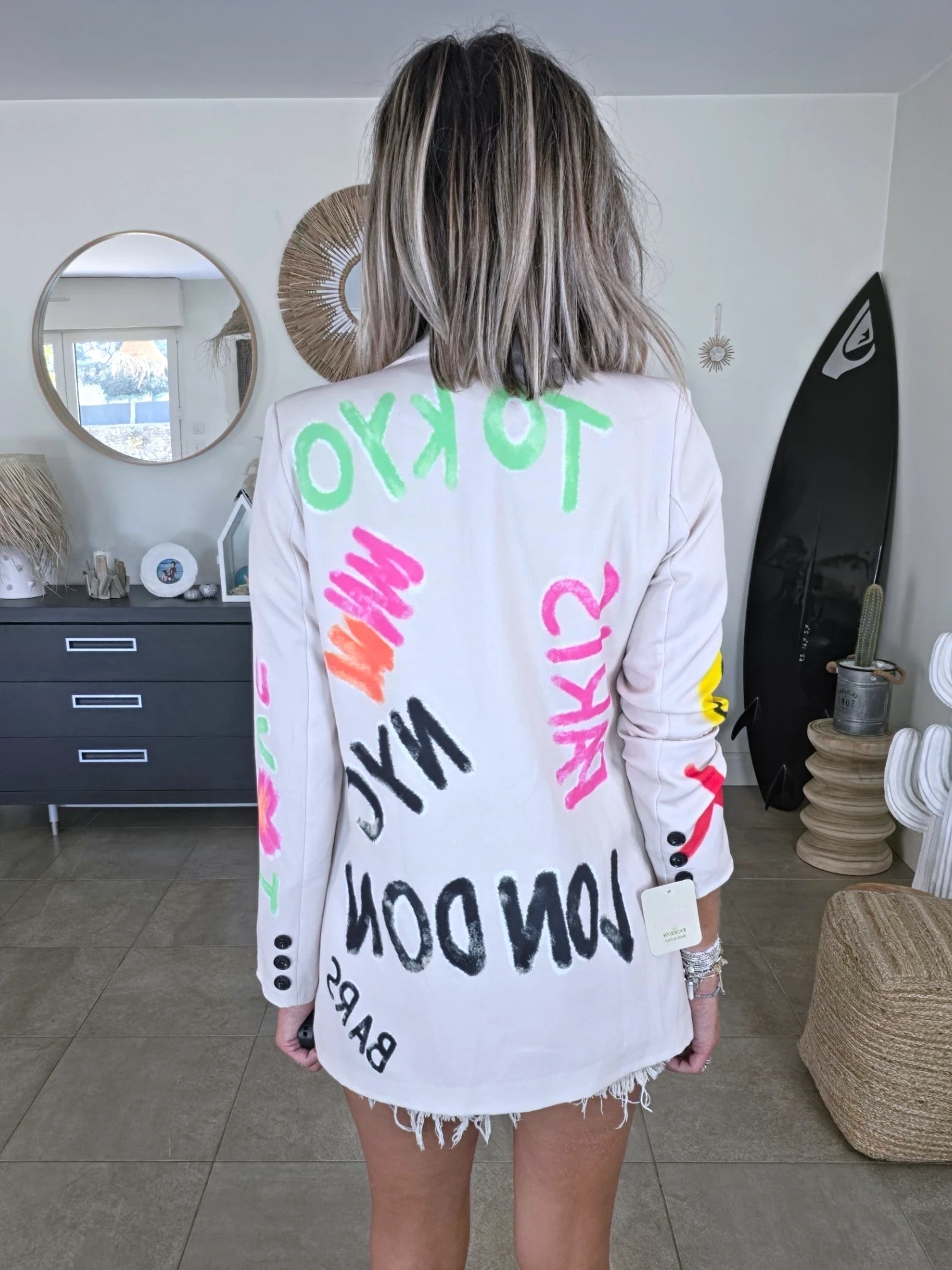 Veste beige à tags et inscriptions fluo