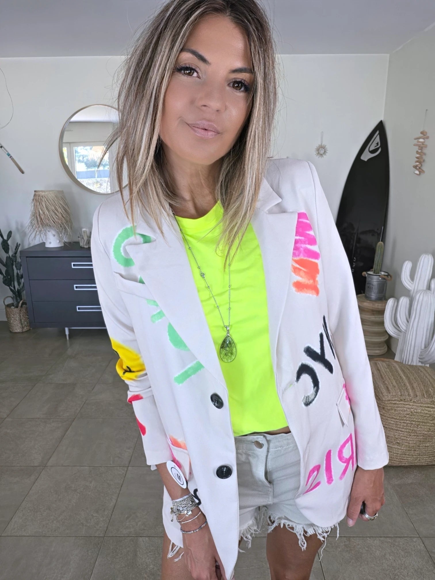 Veste beige à tags et inscriptions fluo