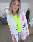 Veste beige à tags et inscriptions fluo