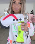 Veste beige à tags et inscriptions fluo