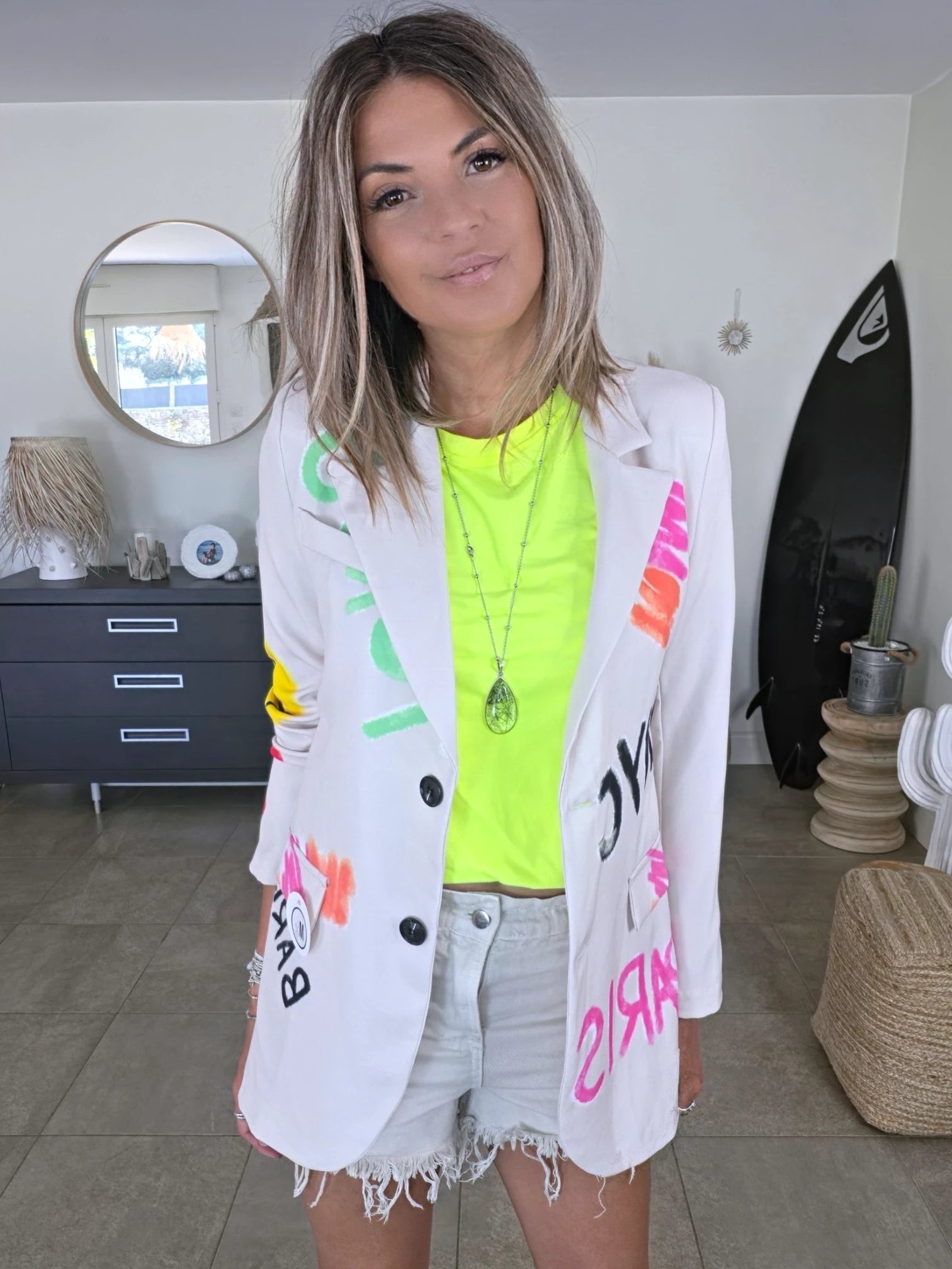 Veste beige à tags et inscriptions fluo