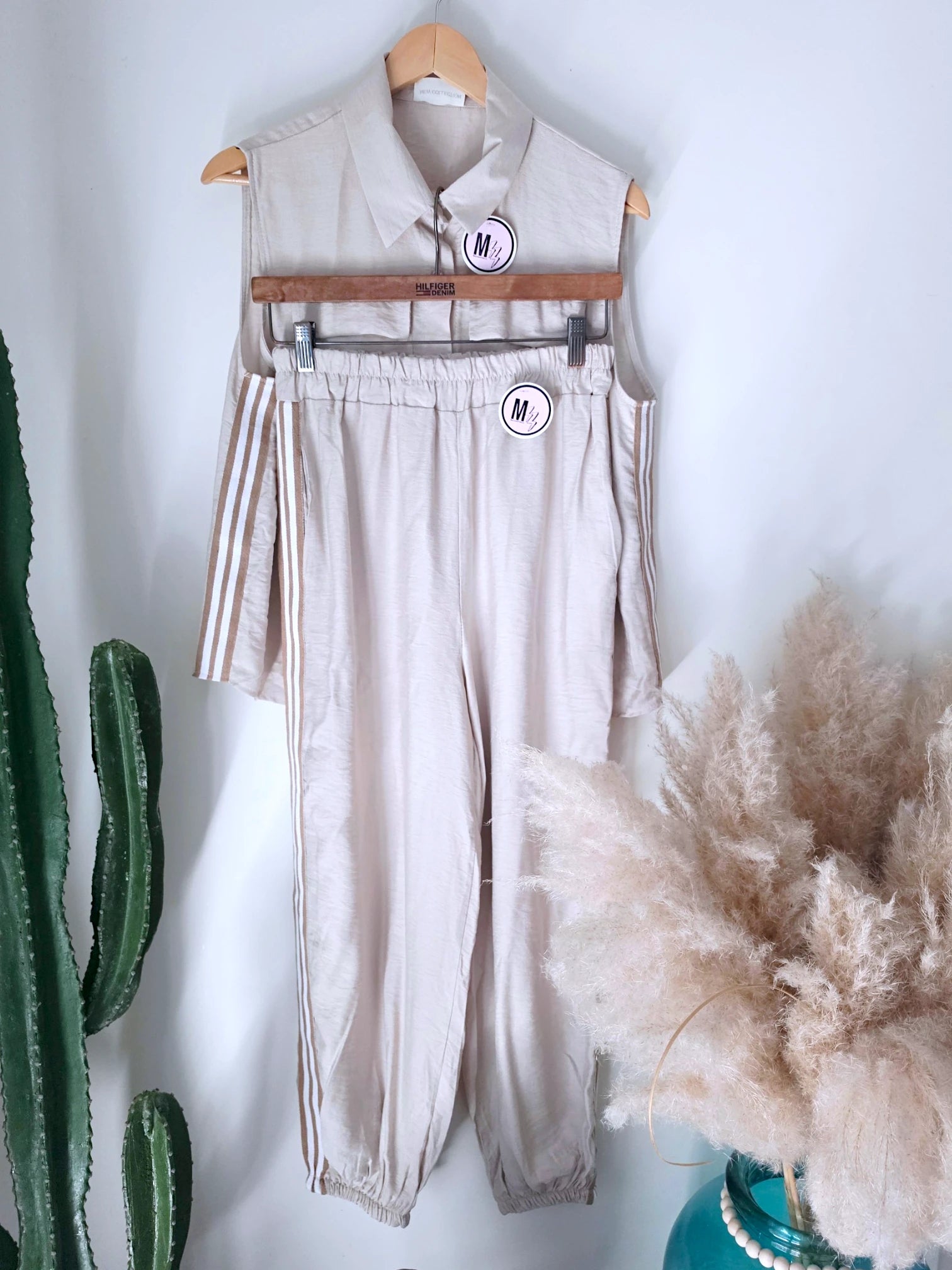 Ensemble beige haut + pantalon à bandes latérales