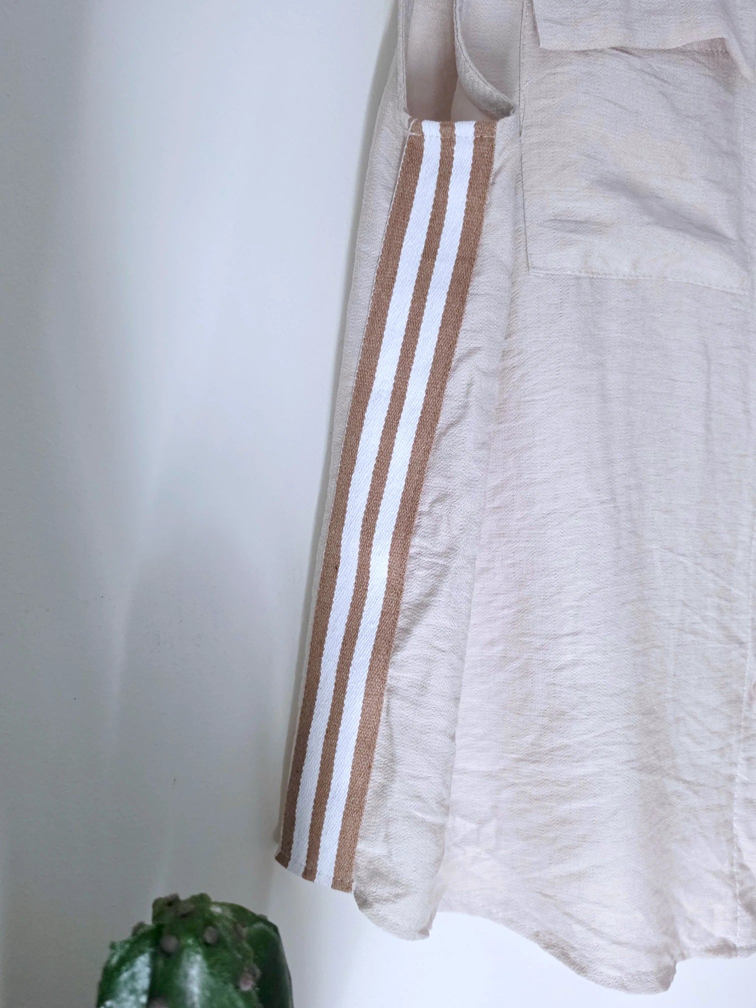 Ensemble beige haut + pantalon à bandes latérales