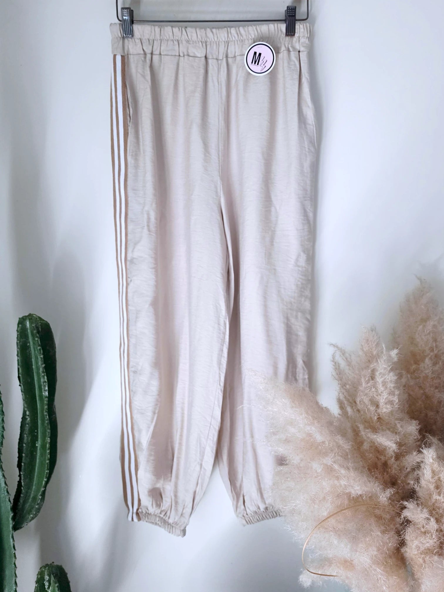 Ensemble beige haut + pantalon à bandes latérales