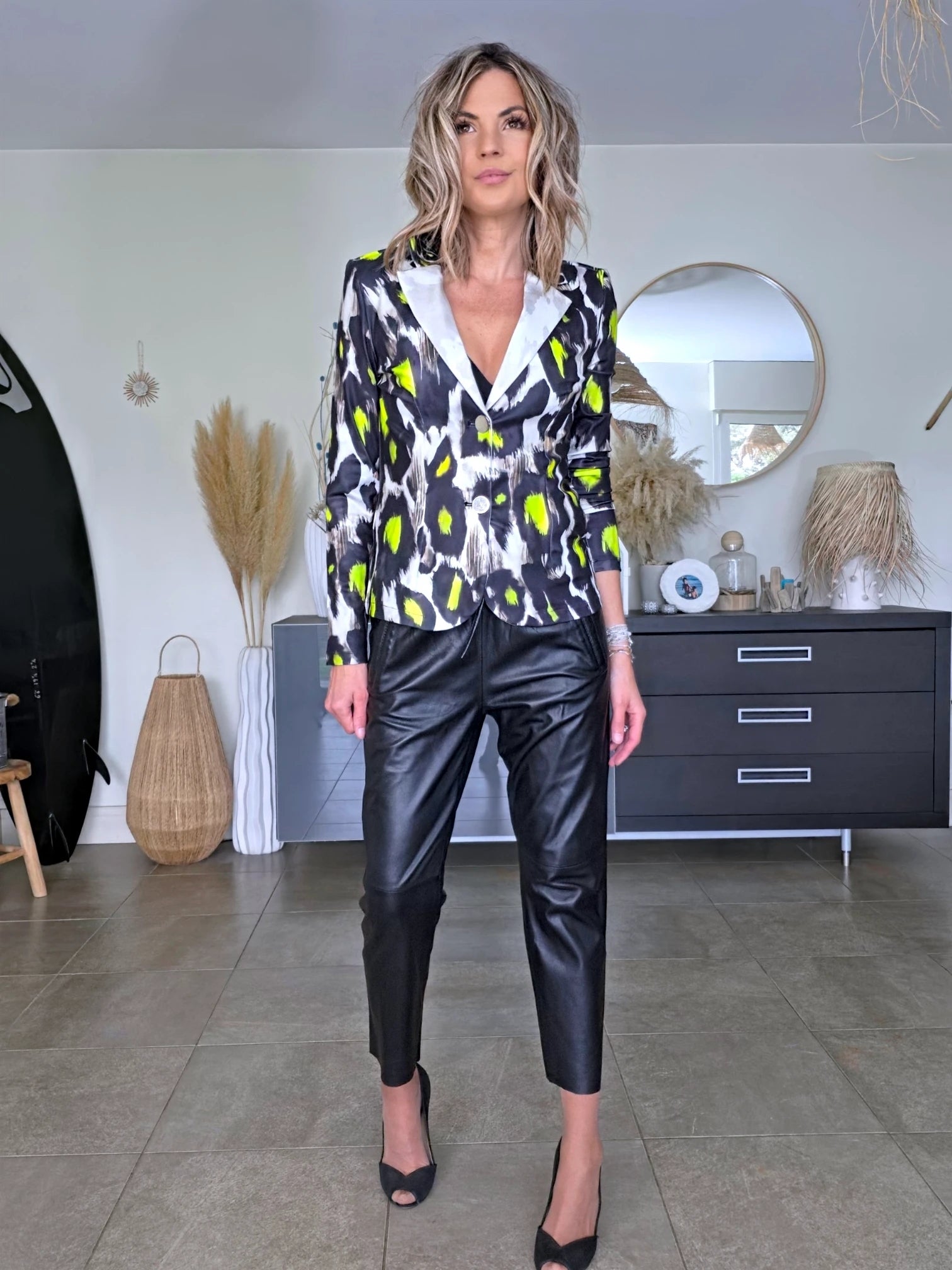 Veste cintrée noire à imprimé léopard jaune fluo - 𝐌𝐚𝐫𝐢𝐧𝐚𝟒𝟒𝐟𝐚𝐦𝐢𝐥𝐲
