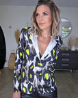 Veste cintrée noire à imprimé léopard jaune fluo - 𝐌𝐚𝐫𝐢𝐧𝐚𝟒𝟒𝐟𝐚𝐦𝐢𝐥𝐲