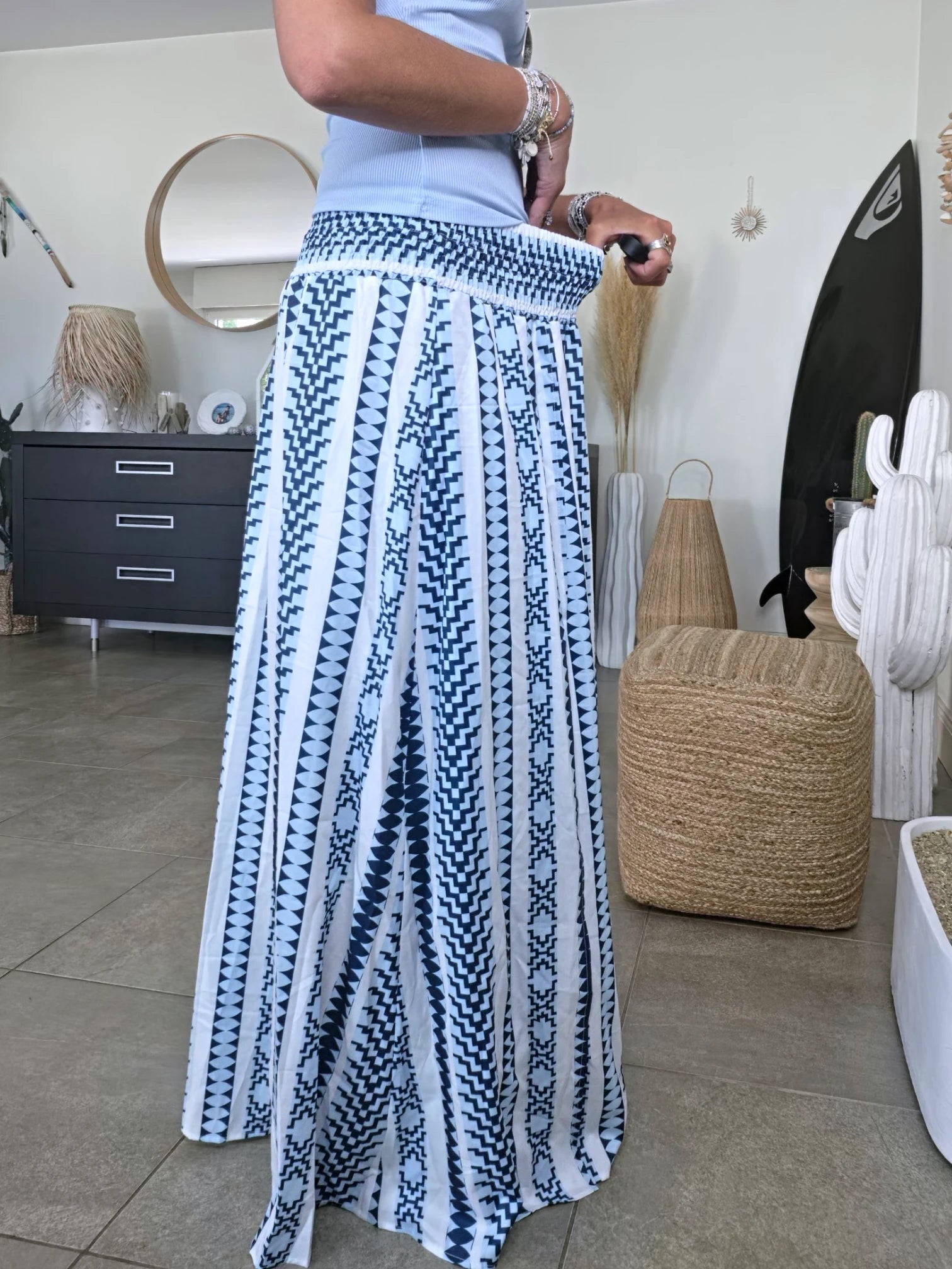 Jupe blanche à imprimé éthnique bleu.