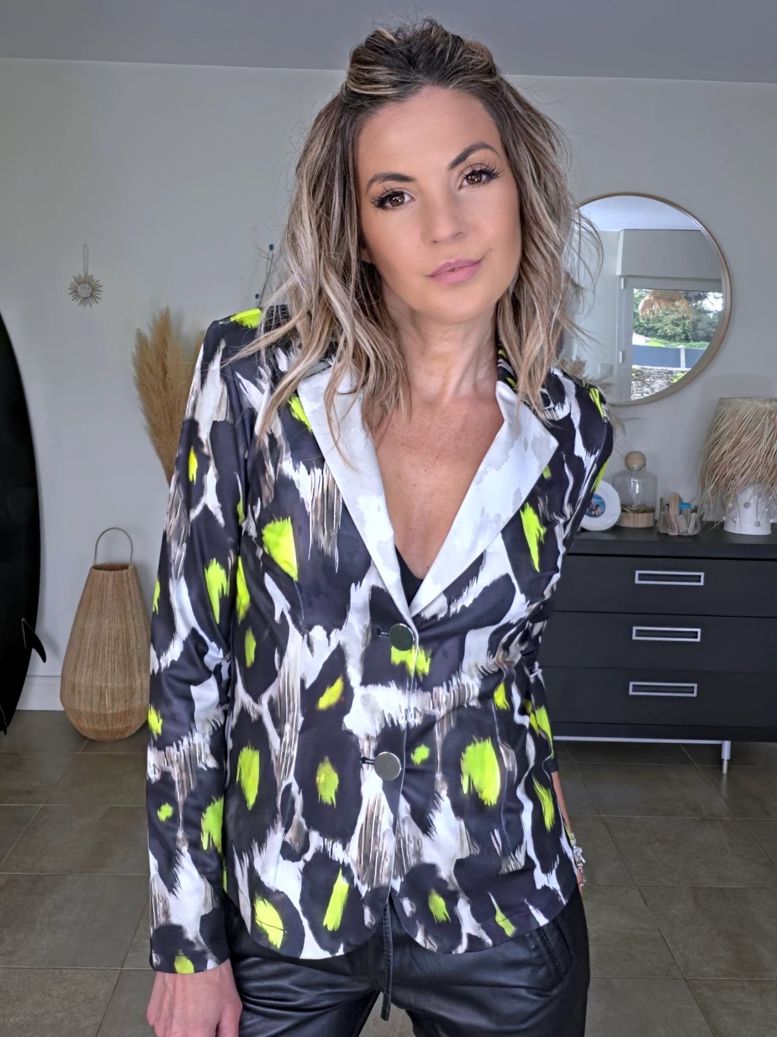 Veste cintrée noire à imprimé léopard jaune fluo - 𝐌𝐚𝐫𝐢𝐧𝐚𝟒𝟒𝐟𝐚𝐦𝐢𝐥𝐲