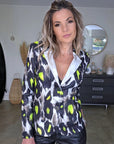 Veste cintrée noire à imprimé léopard jaune fluo - 𝐌𝐚𝐫𝐢𝐧𝐚𝟒𝟒𝐟𝐚𝐦𝐢𝐥𝐲