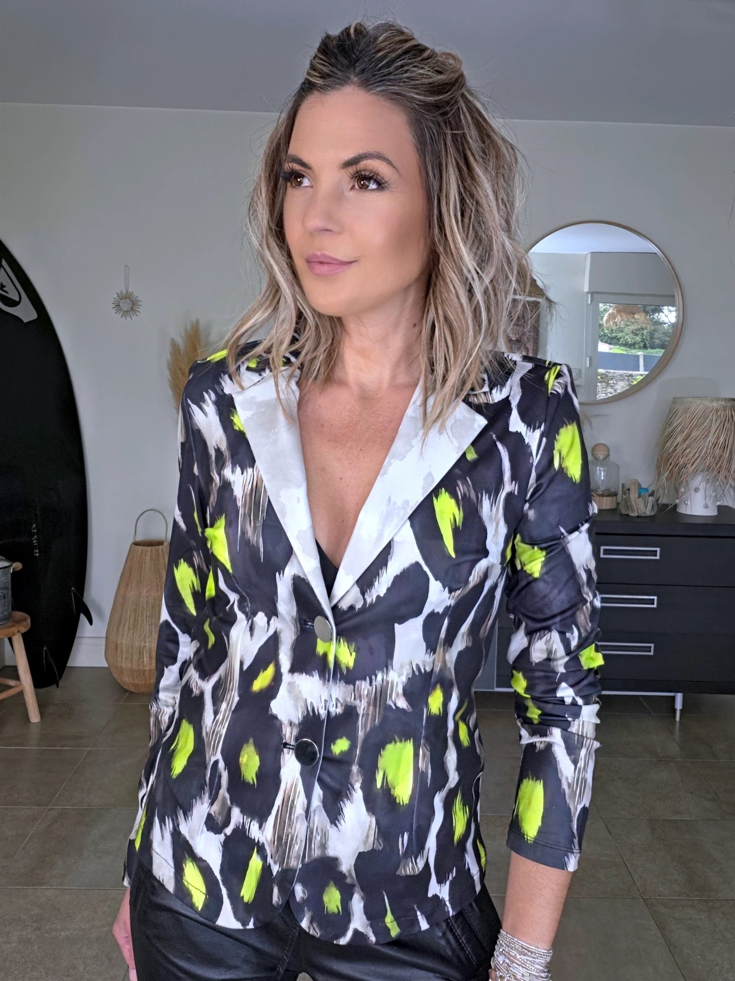 Veste cintrée noire à imprimé léopard jaune fluo - 𝐌𝐚𝐫𝐢𝐧𝐚𝟒𝟒𝐟𝐚𝐦𝐢𝐥𝐲